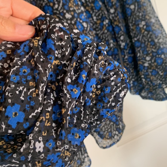 NWT Banana republic blue floral size medium with keyhole in the back blouse new - Picture 2 of 6